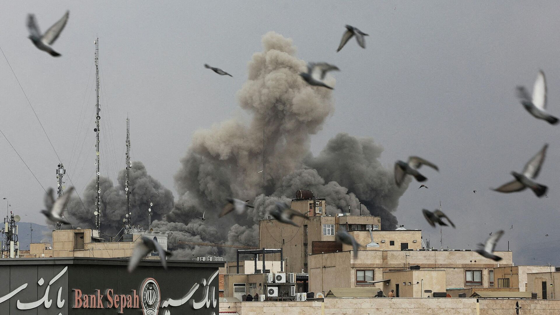 Советник лидера Ирана сообщил, что США и Израиль бьют по пустым объектам