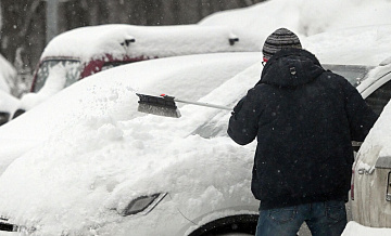 Автоюрист объяснил, почему нельзя не чистить автомобиль от снега