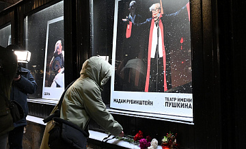 У портрета Алентовой у театра имени Пушкина образовался стихийный мемориал