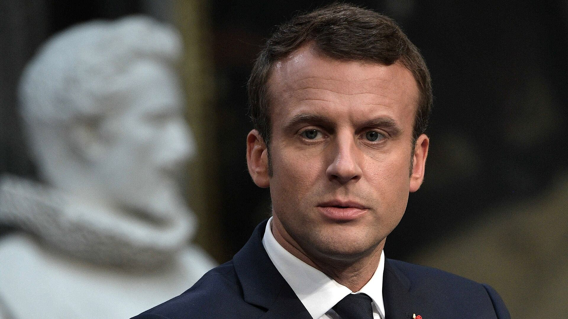 Макрона раскритиковали за безвкусно украшенные интерьеры Елисейского дворца