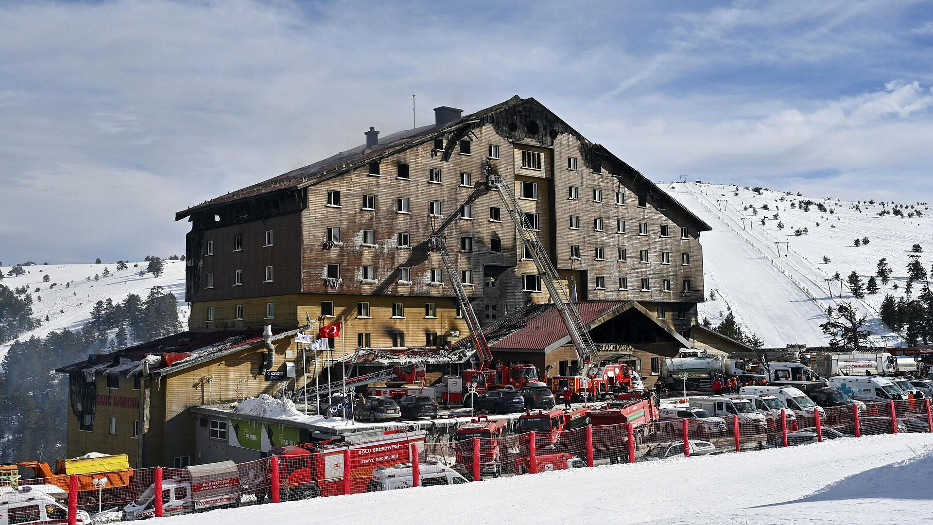 В Турции арестовали владельца отеля, где при пожаре погибли 78 человек