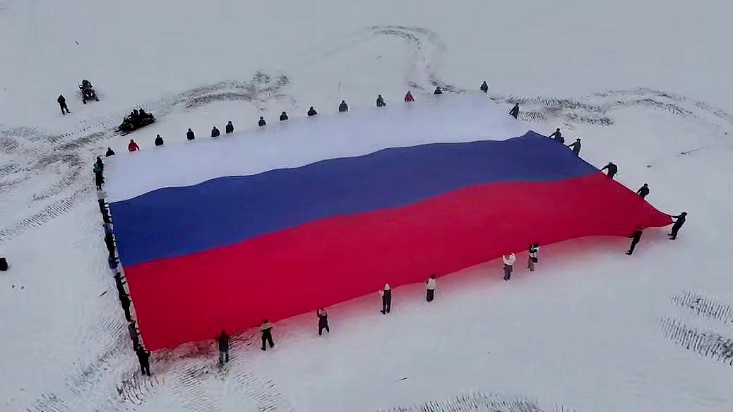Более 150 жителей КБР развернули флаг России на Эльбрусе