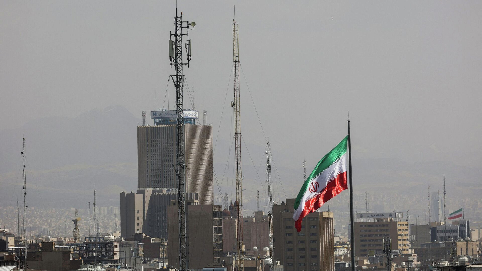 Иран заявил, что продолжит атаковать американские базы