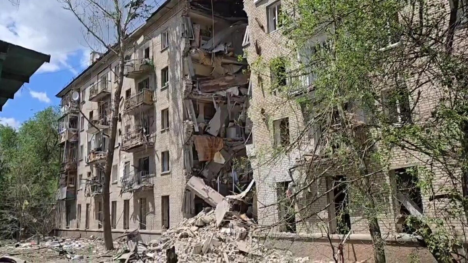 В Луганске нашли живую женщину под завалами рухнувшего подъезда дома