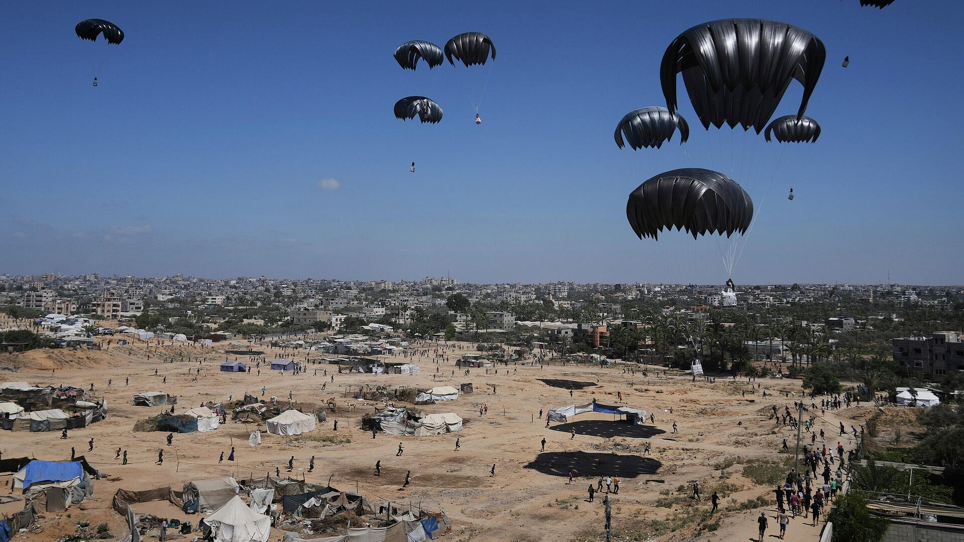 Египет за три дня сбросил десятки тонн гумпомощи для жителей Газы