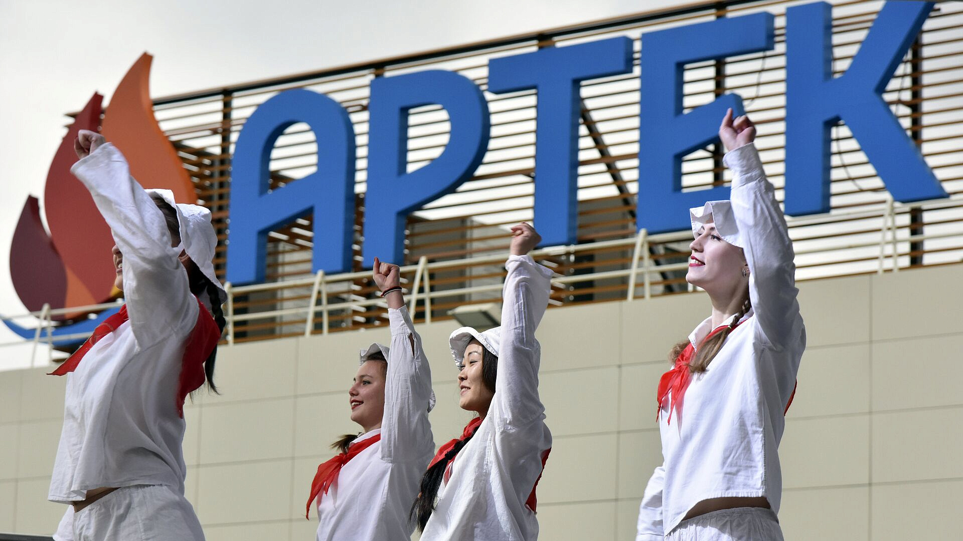 Более ста абхазских школьников отправились в "Артек"