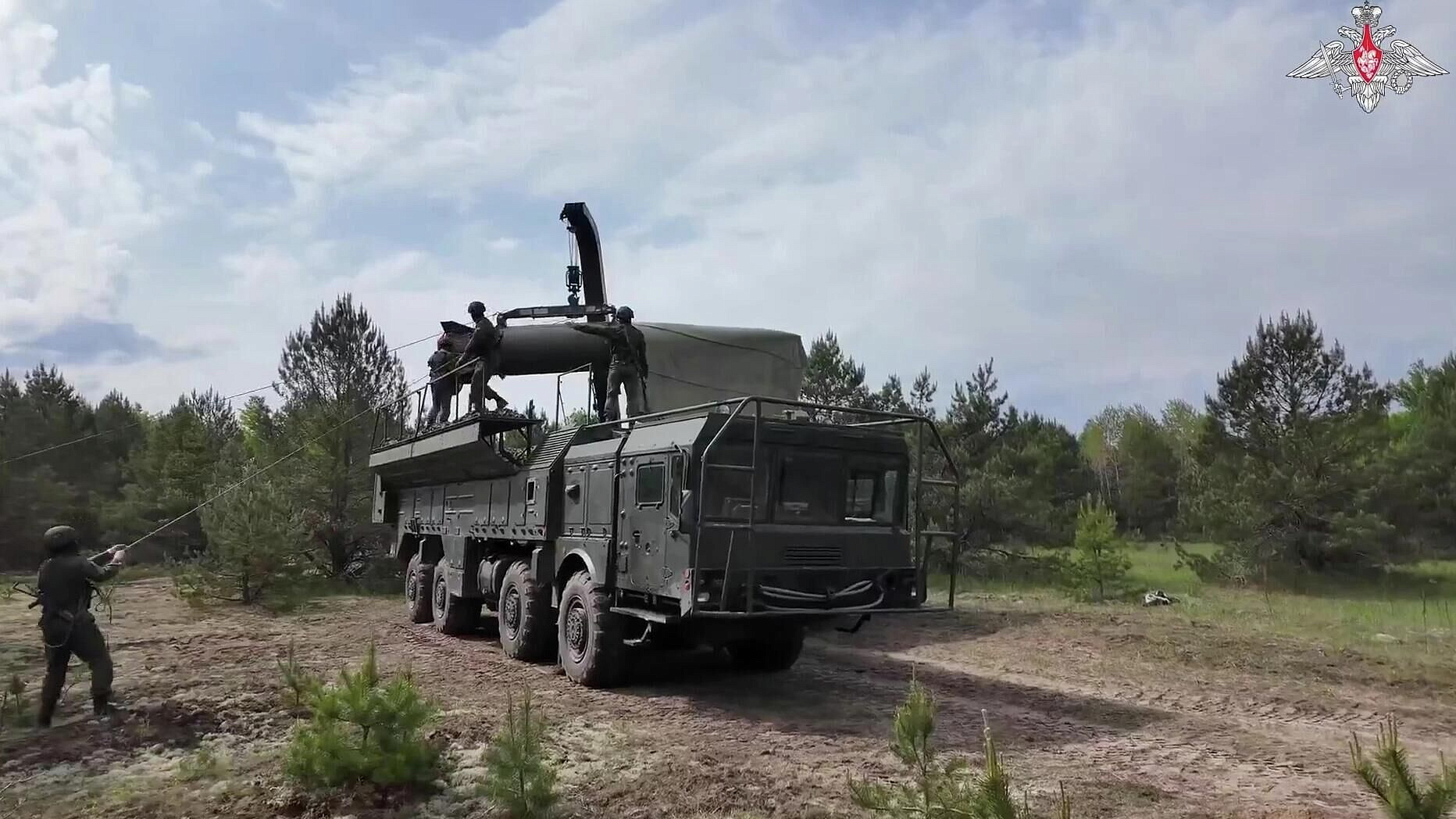 Минобороны показало кадры передвижения мобильного комплекса "Ярс"