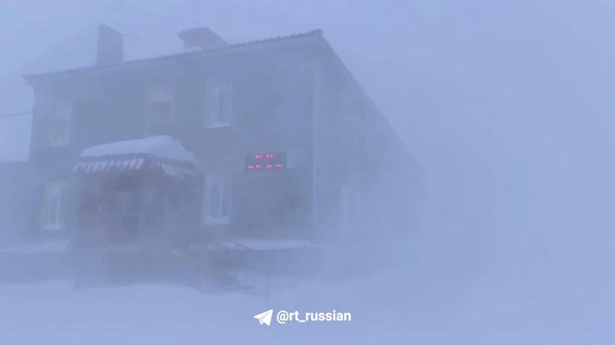 В Анадыре из-за пурги сорвало части кровель и фасадов