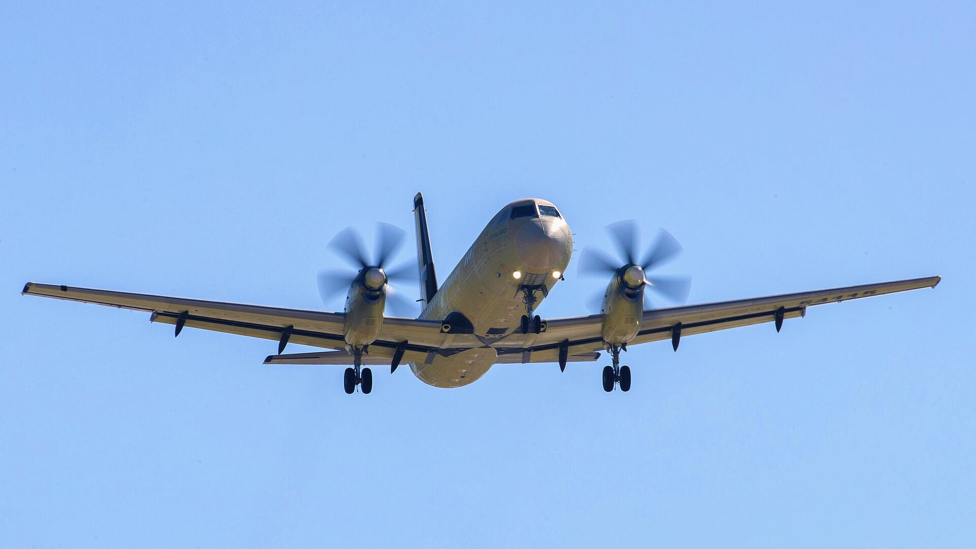 ��-114-300 � SJ-100 ��������� � ����� ��� ������� � ����������