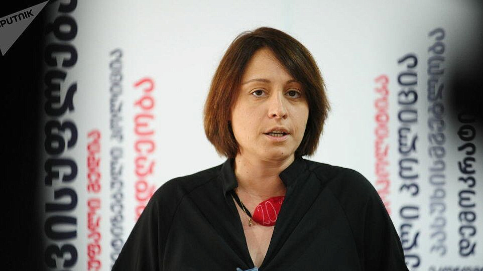 В Грузии оппозиционерку приговорили к 1,5 годам за повреждение баннера