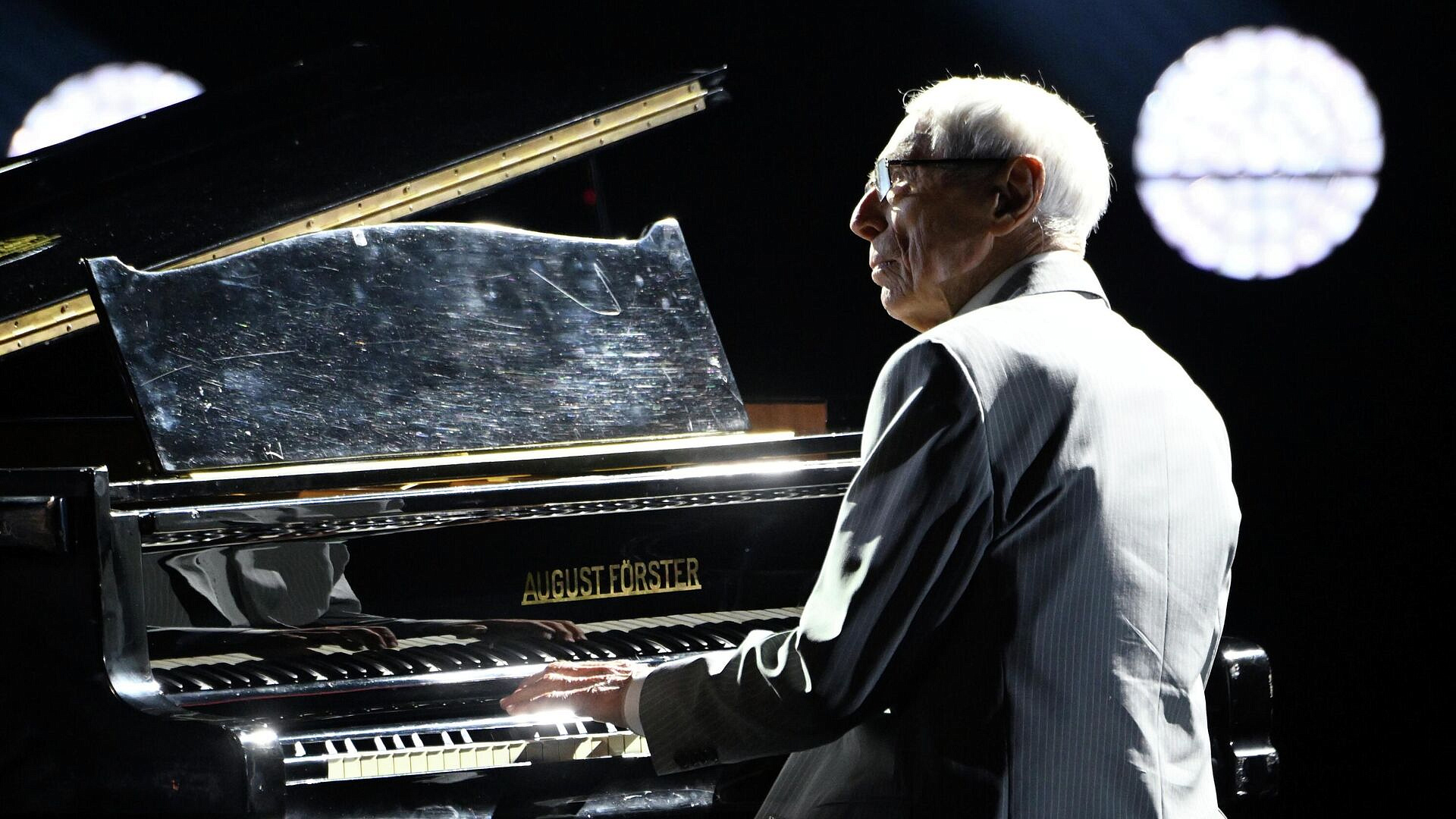 Зацепин и Пахмутова вместе сыграли на юбилейном концерте в Большом театре