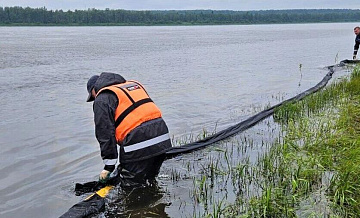 После ЧП на Енисее очистили более 30 километров береговой линии
