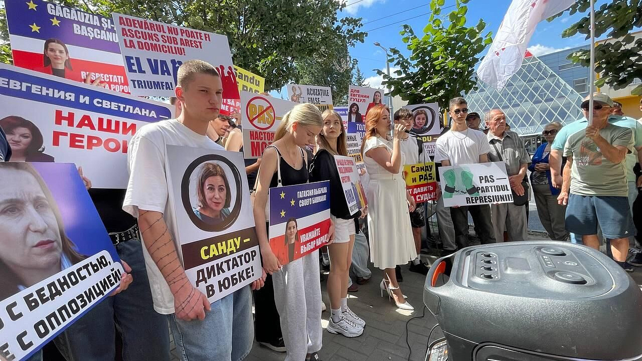 Сторонники главы Гагаузии собрались у здания суда в Кишиневе