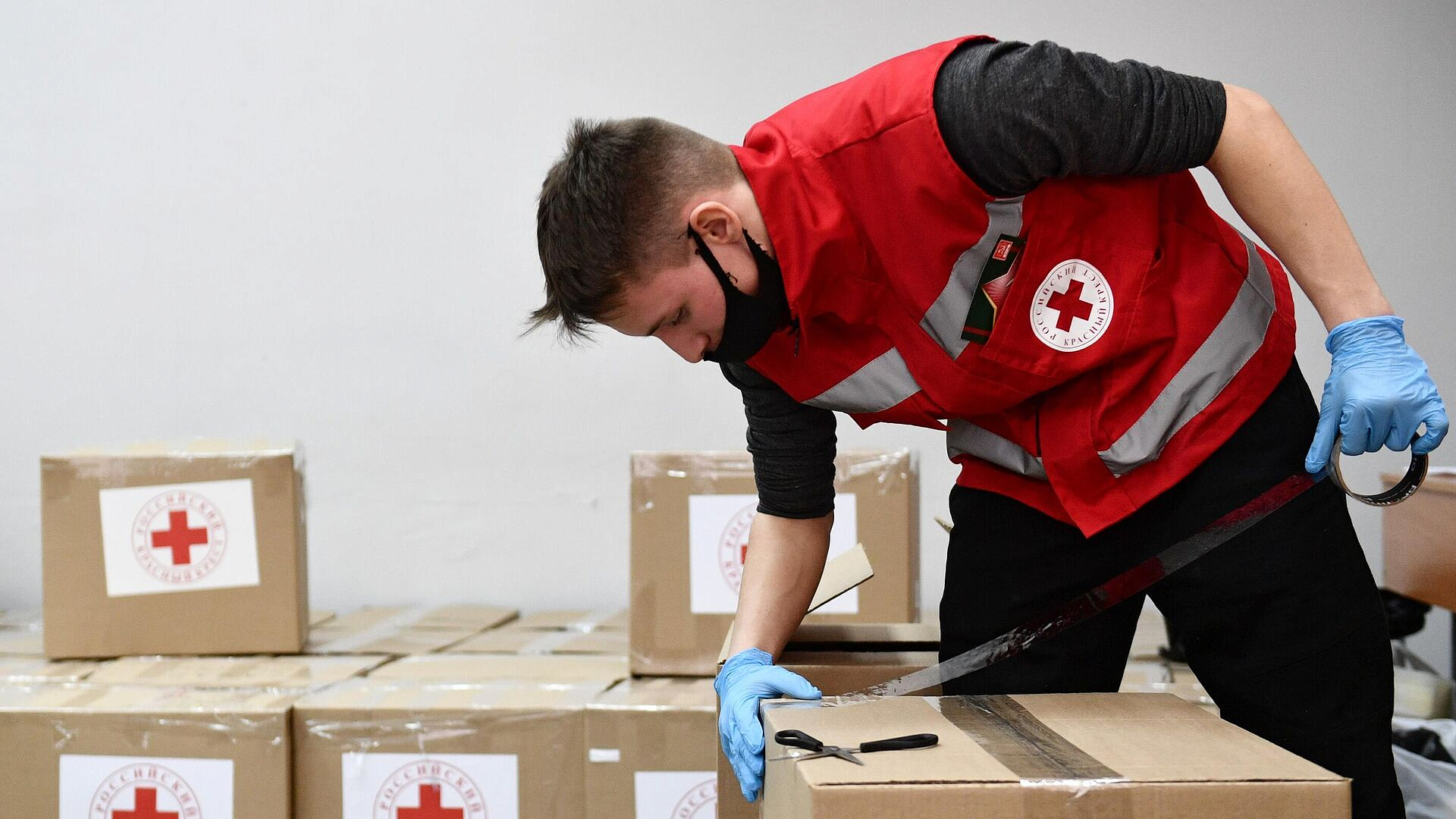 Активисты из Ливана привезли гуманитарную помощь в Курахово 