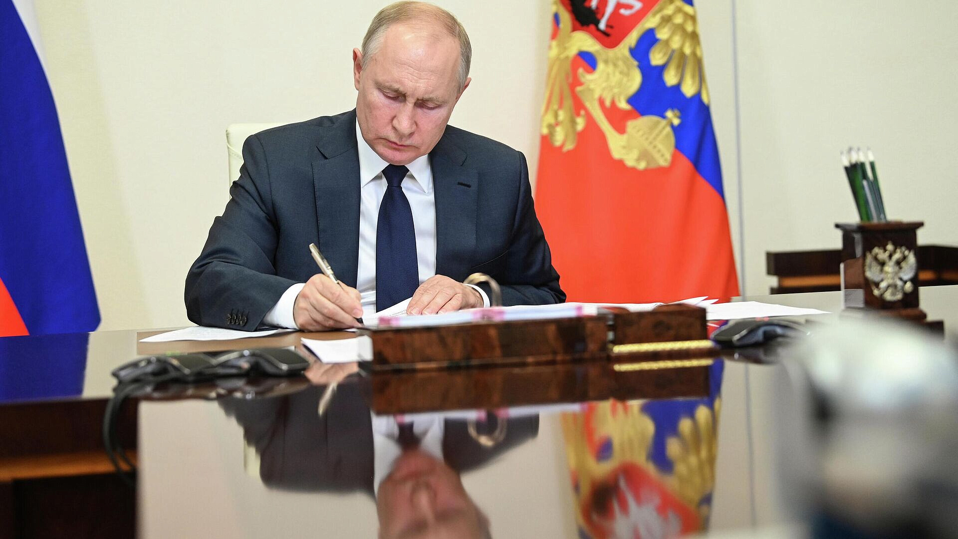 Путин подписал закон о передаче регионам конфискованного имущества