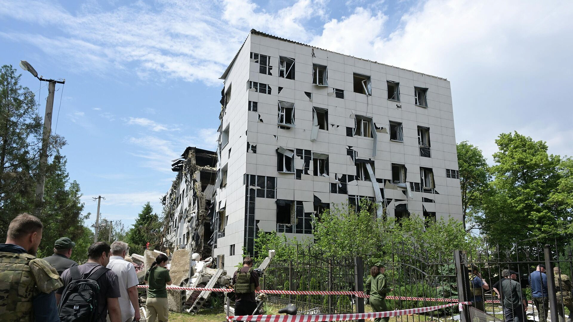 Делегация МККК и Мирошник посетили место удара ВСУ в Старобельске