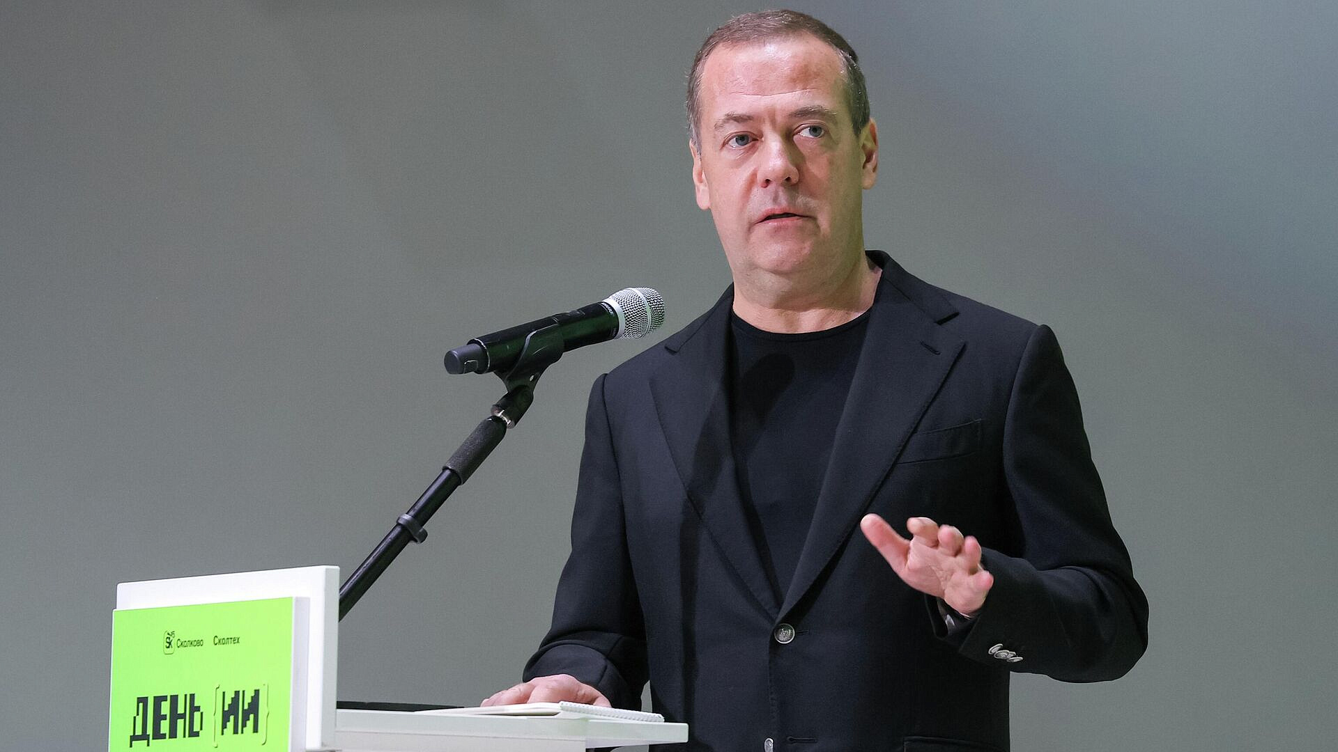 Россия готова к мирным переговорам на условиях Москвы, заявил Медведев