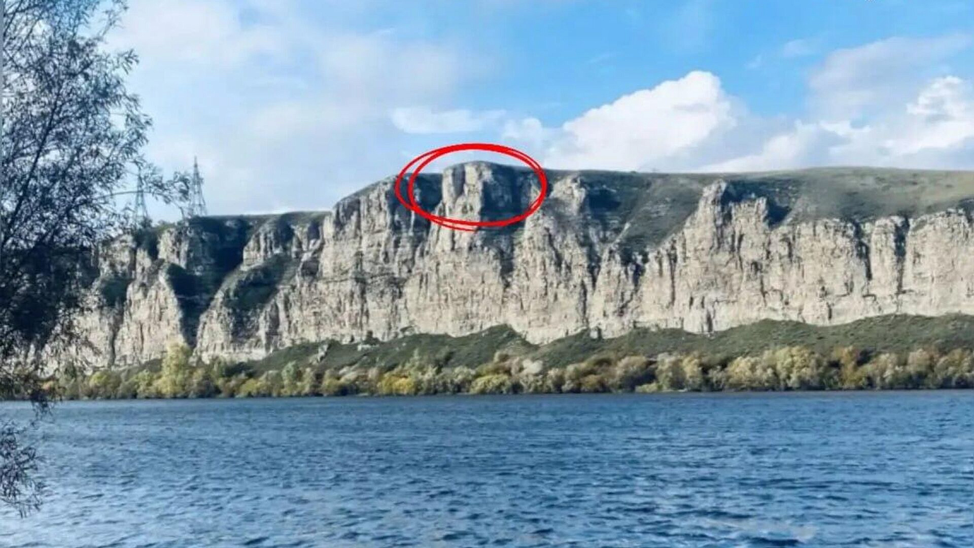 В Иркутской области девушка сорвалась со скалы во время фотосъемки