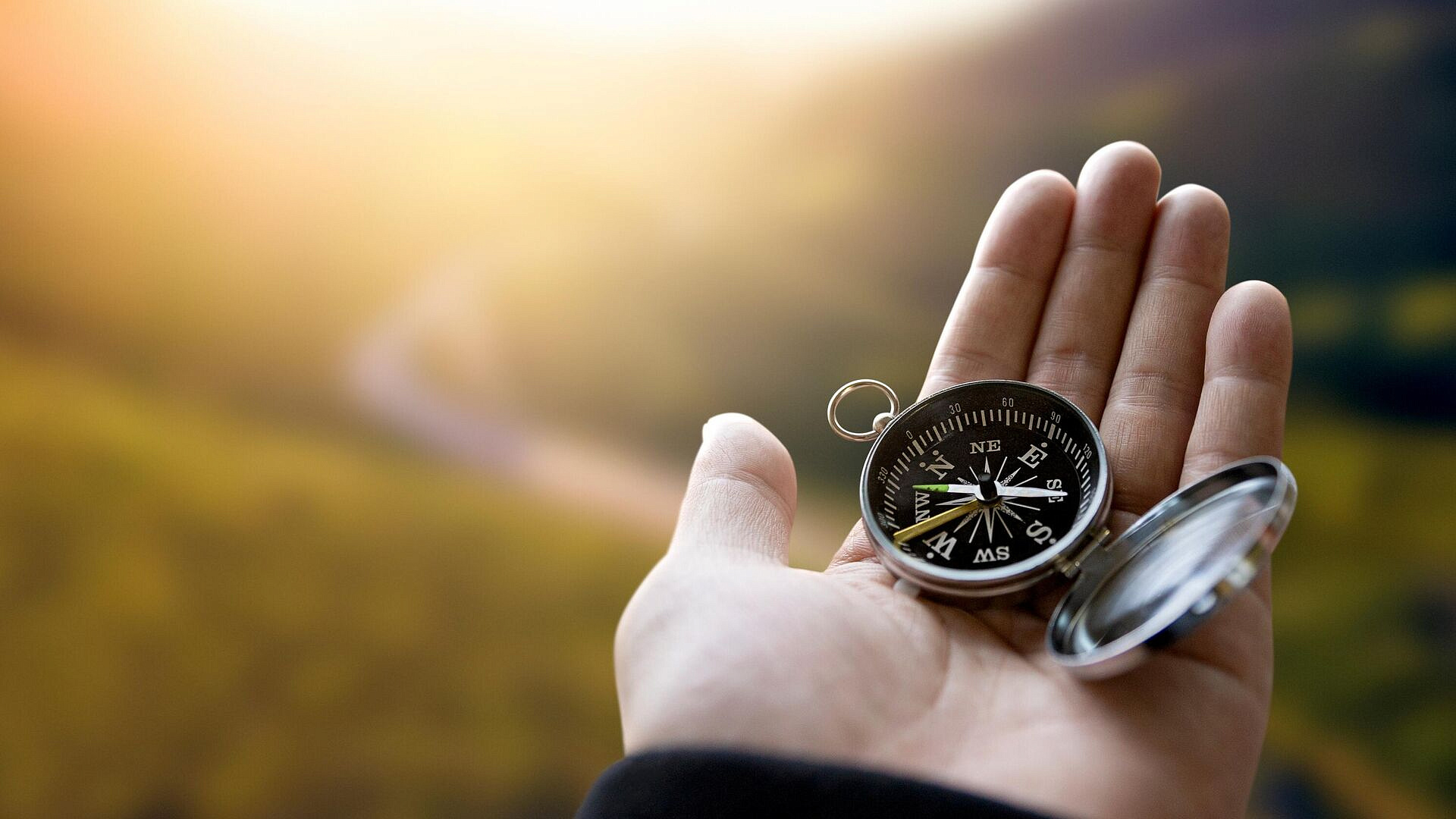 Ученый объяснил, как за сто лет изменилось движение стрелки компаса