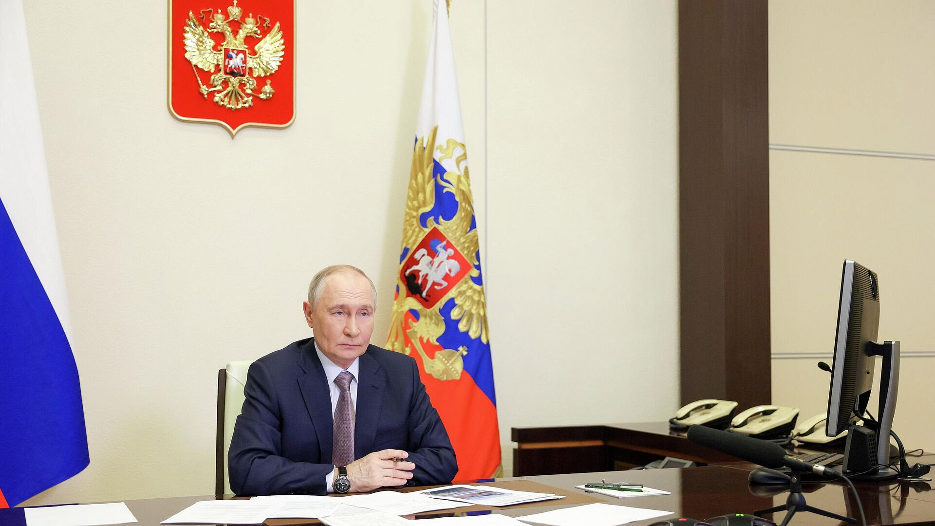 Путин поручил снизить документационную нагрузку на бюджетников