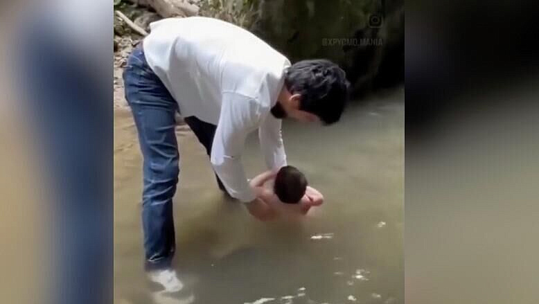 В Ингушетии проверят видео, где мужчина искупал младенца в горной реке
