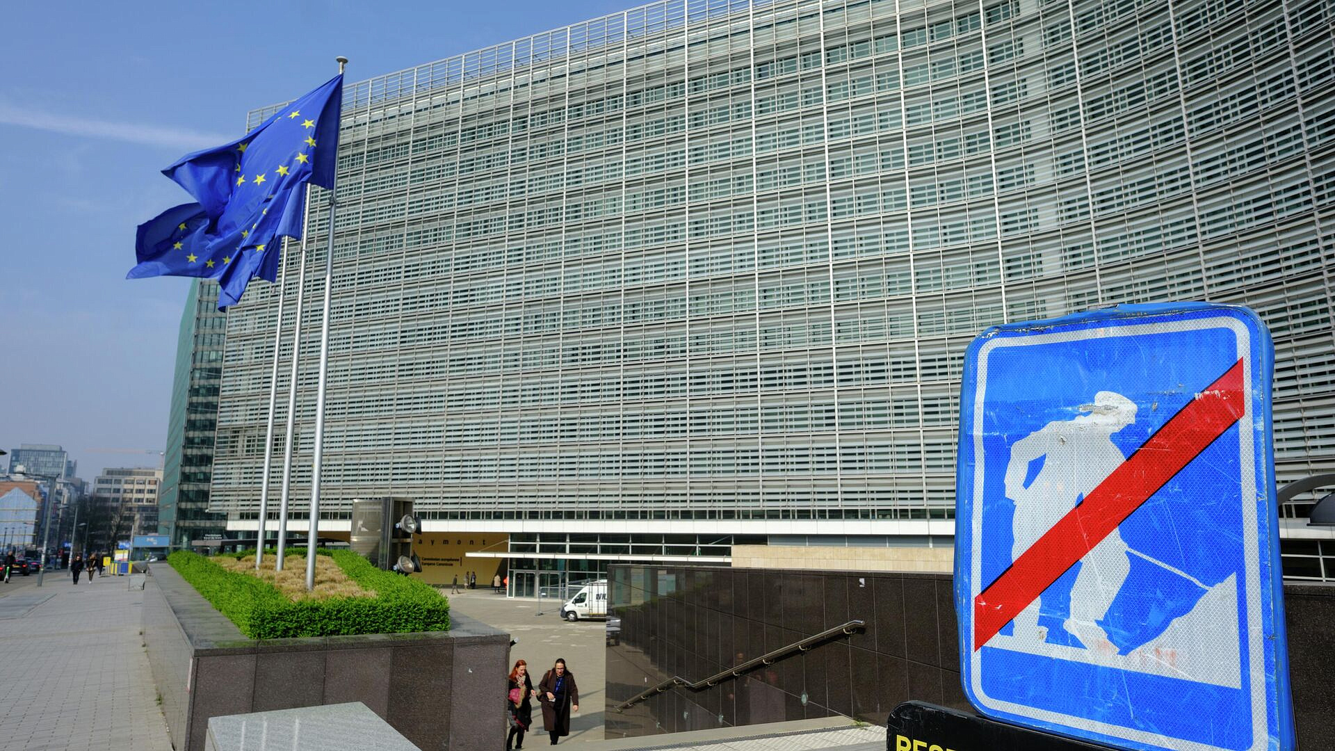 Европейцам после сделки с США впору брать штурмом Брюссель, заявил Медведев