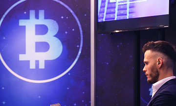 Стоимость биткоина снизилась до 62 тысяч долларов