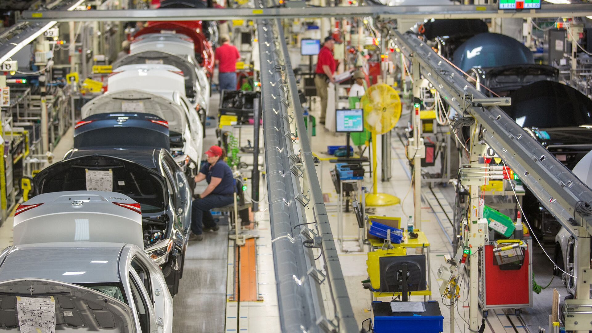 В России перезапустят два автомобильных завода