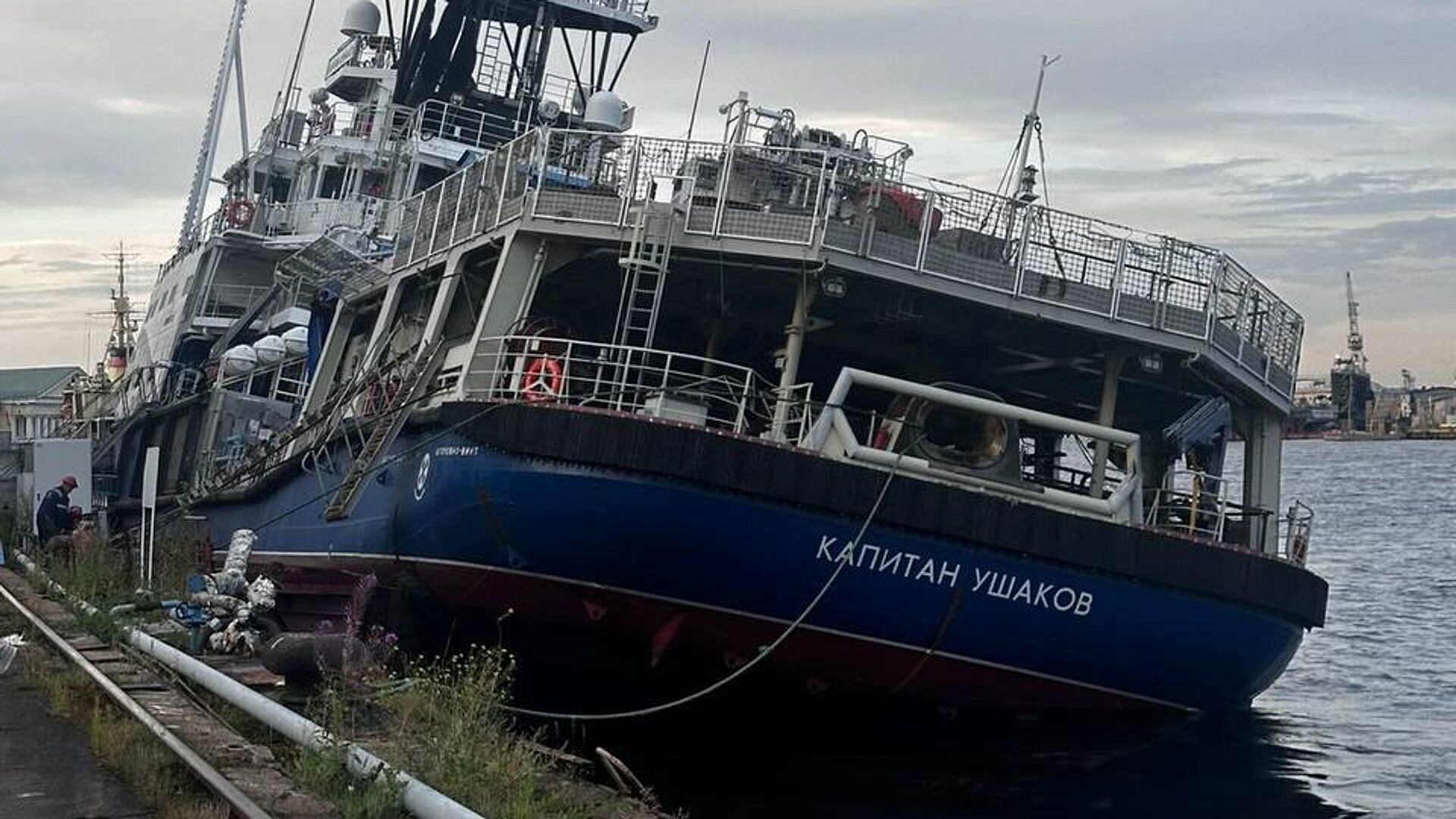 Строящийся буксир затонул у причала судозавода в Петербурге