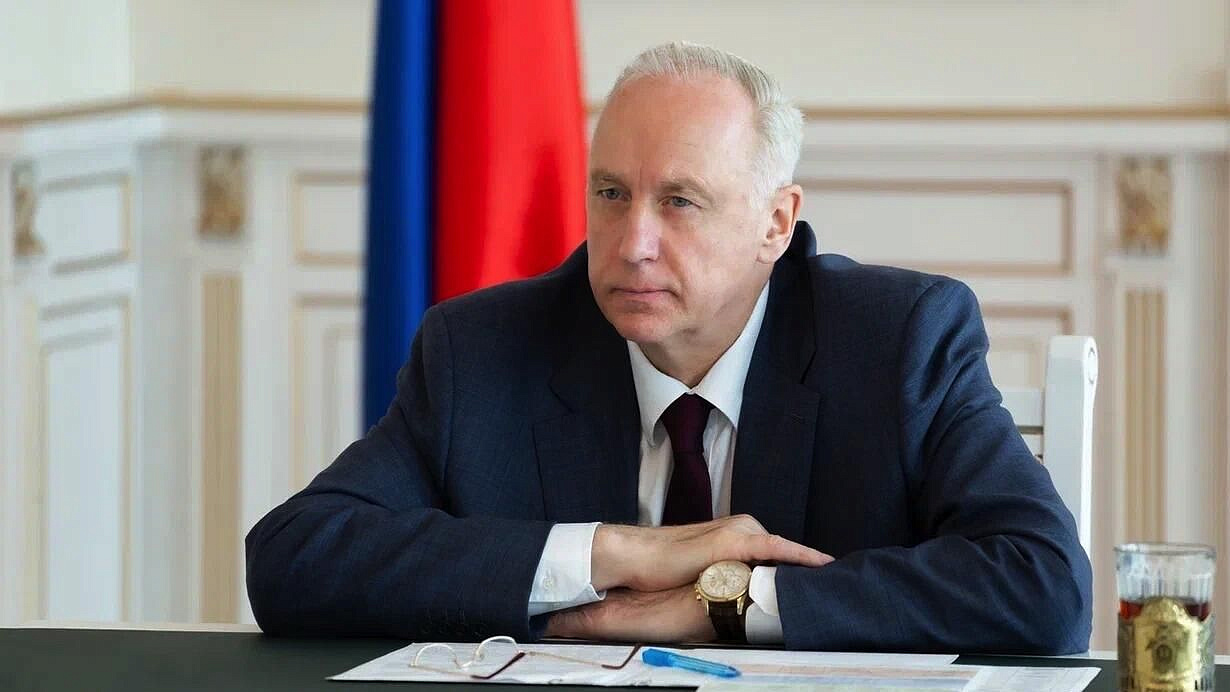Бастрыкин поручил оценить осквернение памятника советским солдатам в Латвии