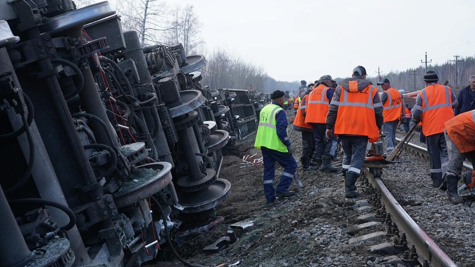 Экстренные службы проверяют опрокинувшиеся вагоны в Ульяновской области