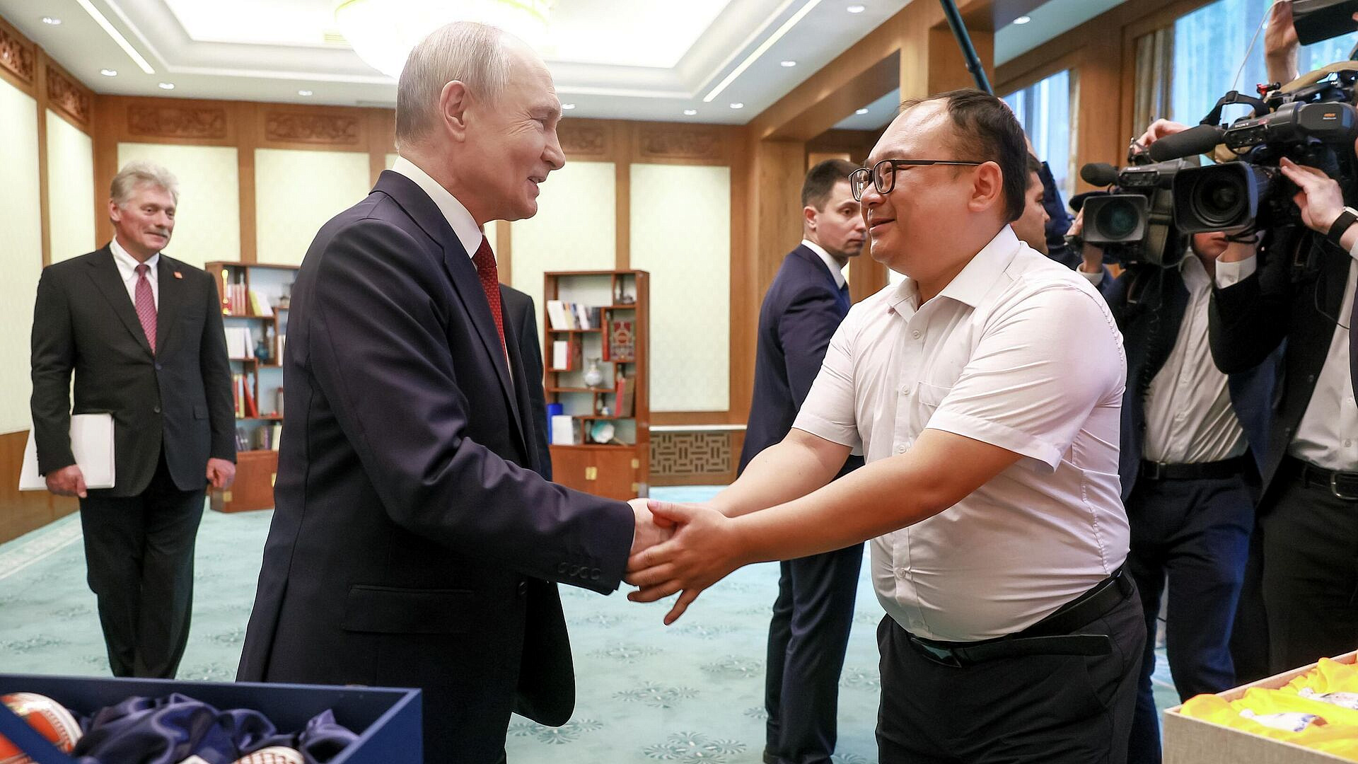 Стало известно, что Путин подарил китайскому инженеру