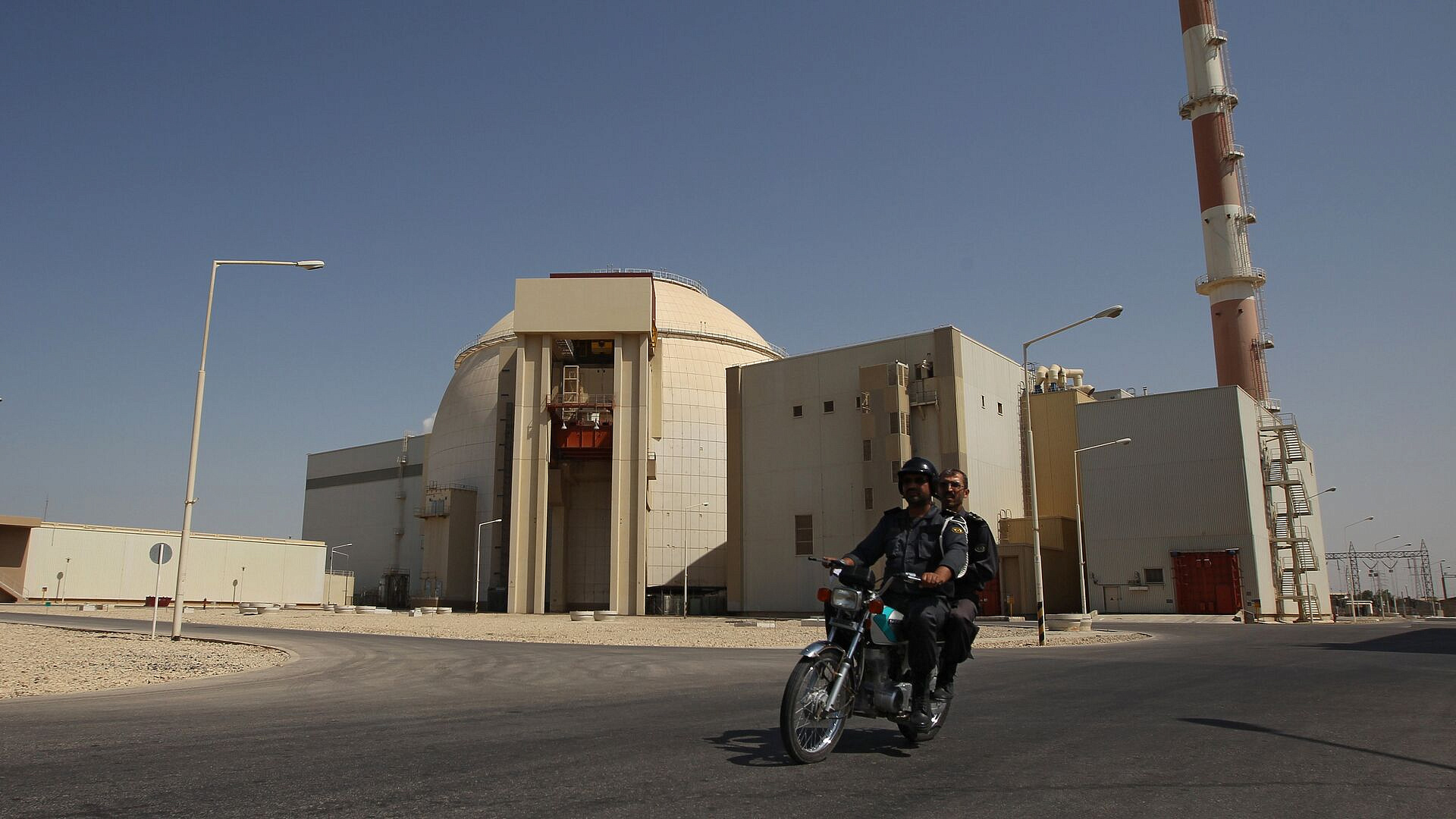 Иран поднял в МАГАТЭ вопрос возможного ущерба при ударе по АЭС "Бушер"