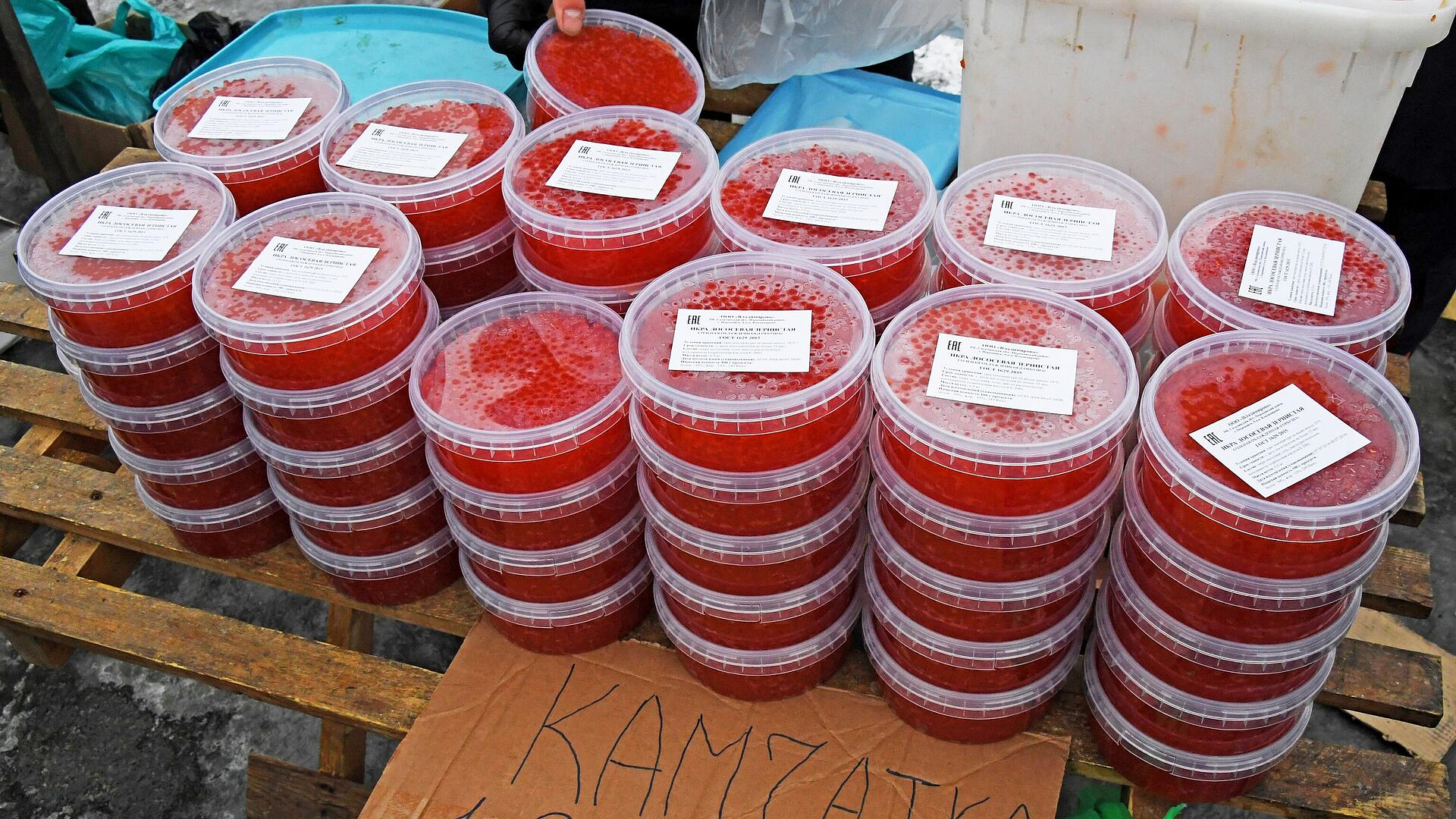 В России снизились отпускные цены на красную икру