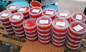 В России снизились отпускные цены на красную икру