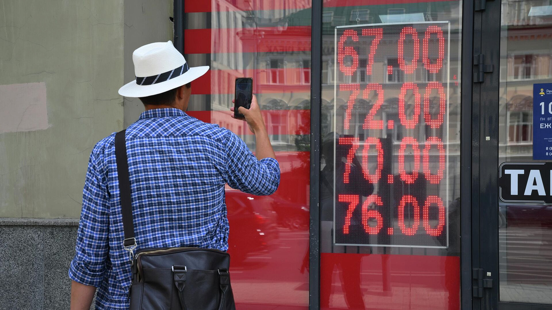 Опубликованы официальные курсы доллара, евро и юаня на четверг