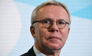 Фетисов подарит юным спортсменам клюшки из древесины главной елки страны