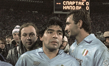 Порванную футболку Марадоны продали за рекордную сумму