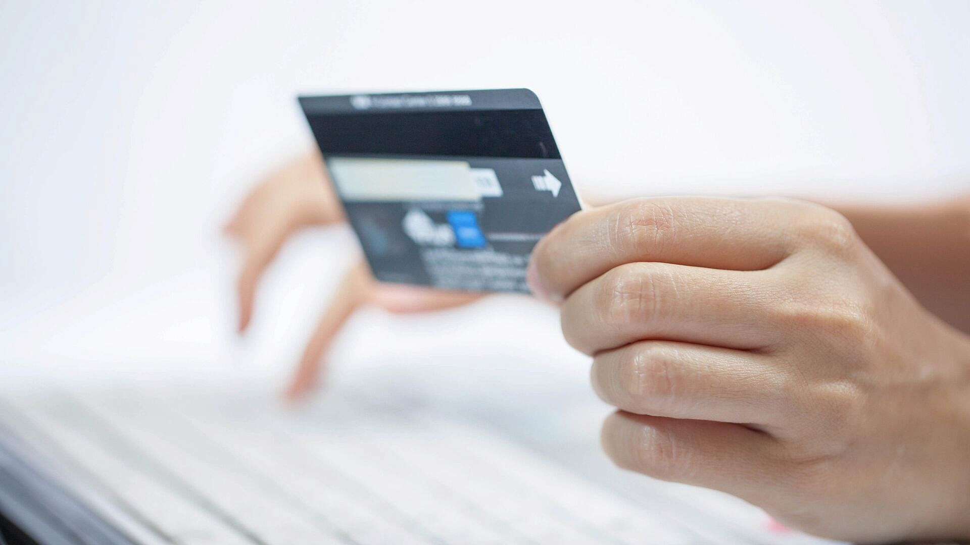 Специалист рассказал, как мошенники используют схему с кешбэком