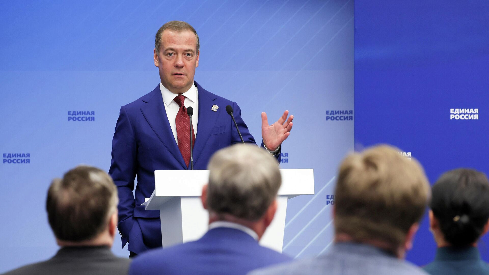 Медведев предложил расширить поддержку многодетных семей