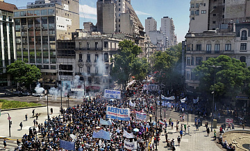 В центре Буэнос-Айреса произошло столкновения с полицией