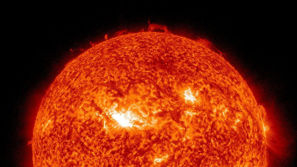 Ученый рассказал о мощных вспышках, произошедших на Солнце