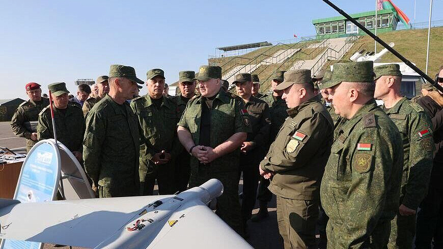 Лукашенко показали белорусские беспилотники "Чекан В" и "Беркут-3"
