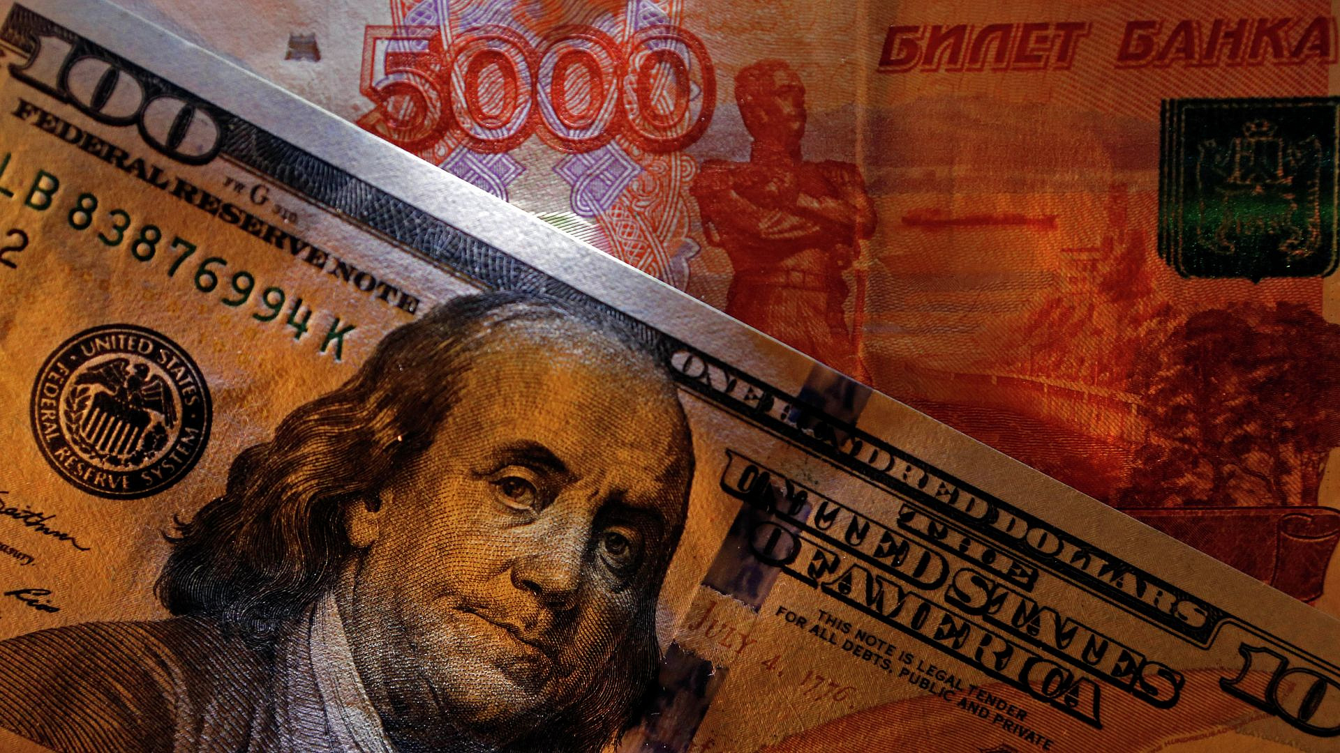 Внеьбиржевой курс доллара поднялся выше 83 рублей впервые с 23 марта