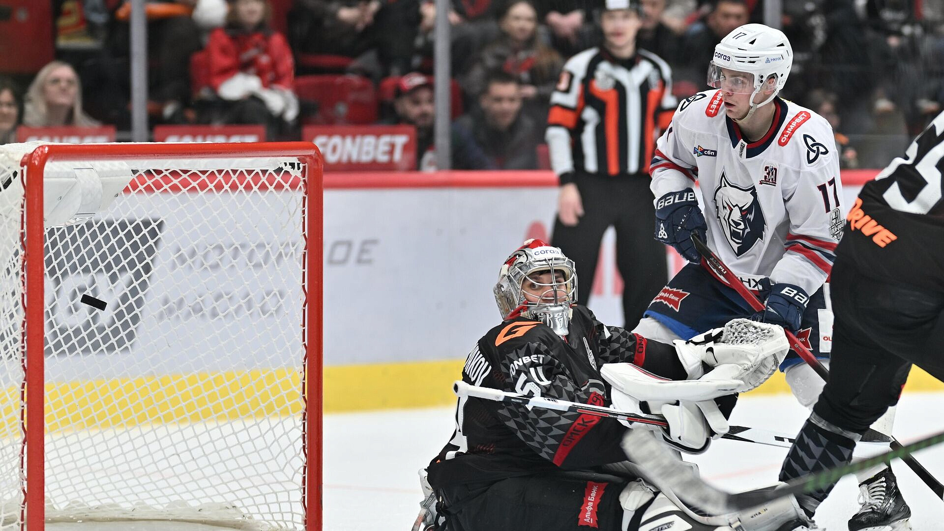 "Нефтехимик" сравнял счет в серии плей-офф КХЛ против "Авангарда"