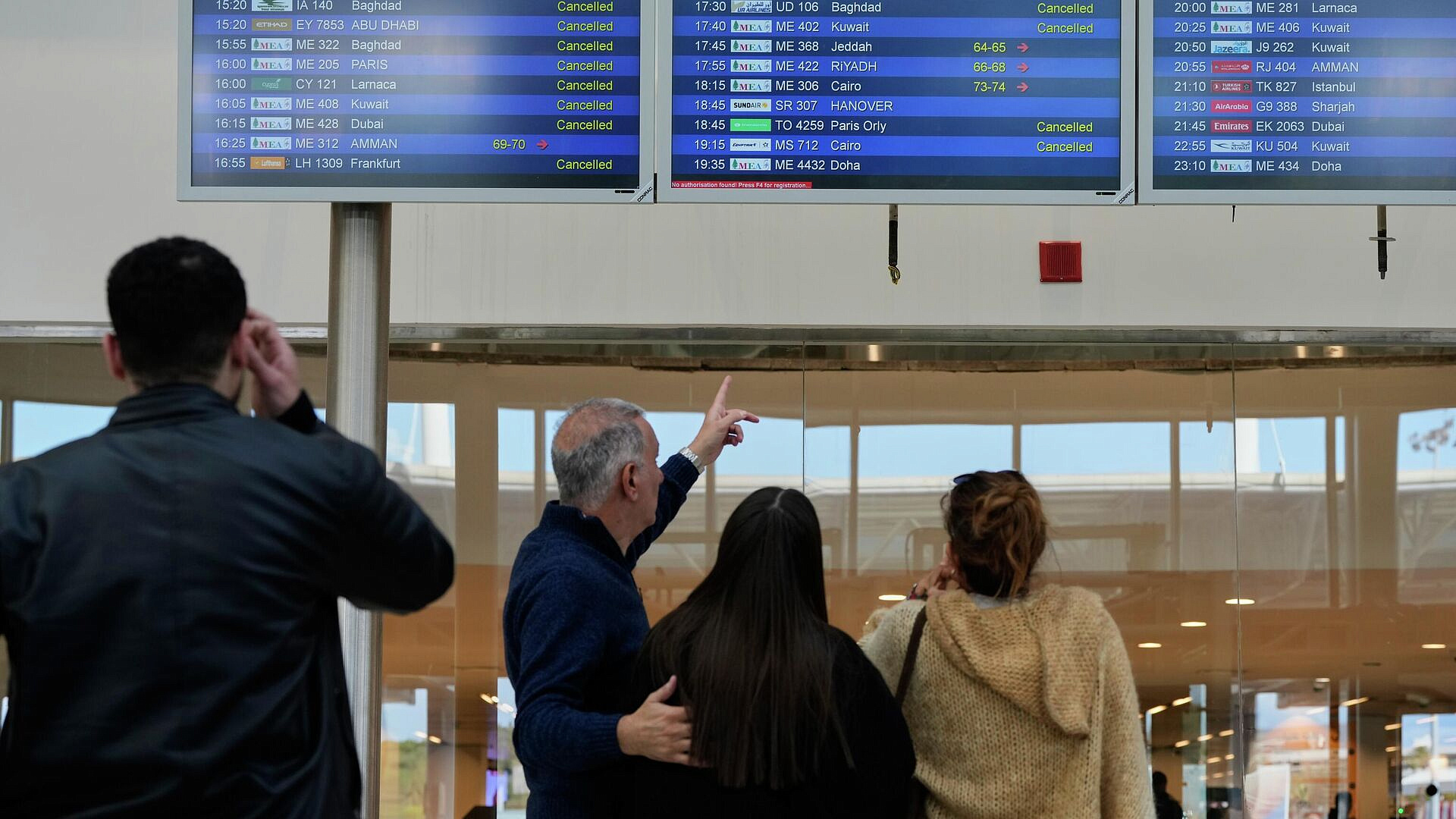 Аэропорт в Бейруте продолжает принимать и отправлять гражданские рейсы