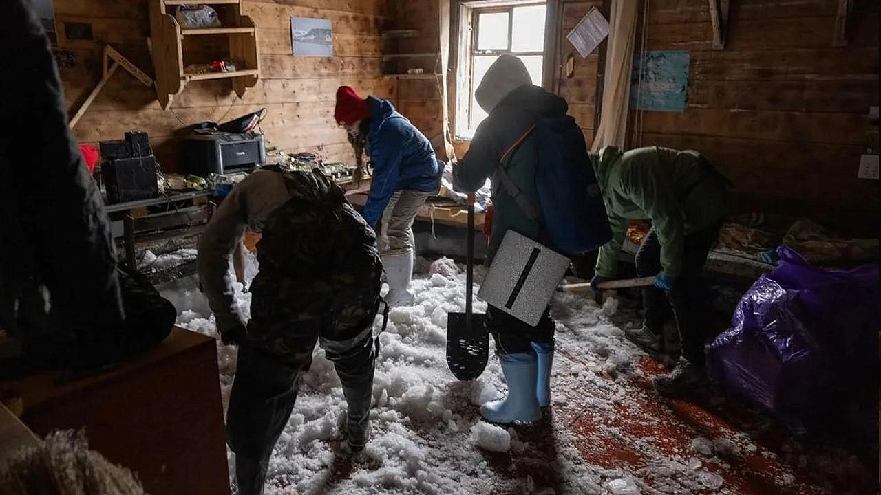Медведи устроили погром в историческом здании полярной станции