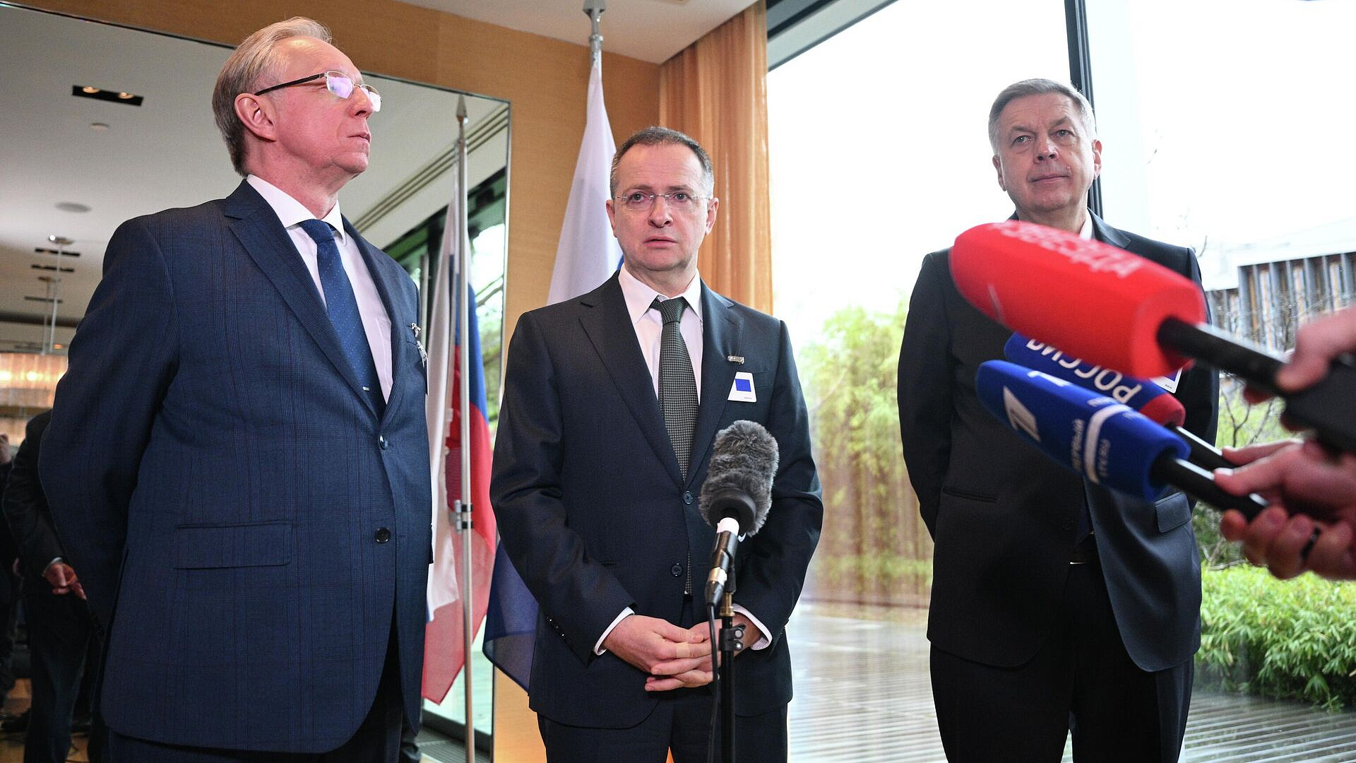 Источник: Мединский провел двухчасовые переговоры перед отъездом из Женевы