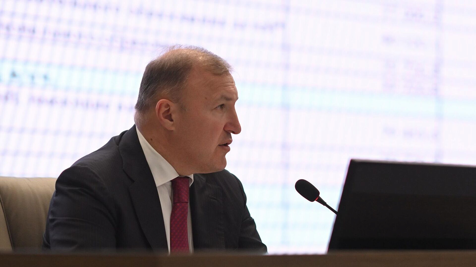 Кумпилов обсудил вопросы развития системы образования Адыгеи