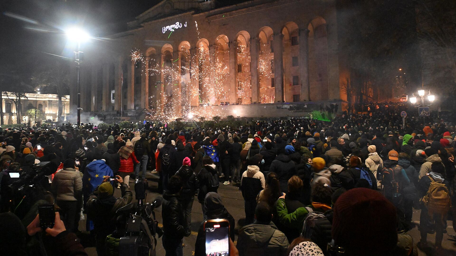 Протестующие в Тбилиси вновь перекрыли проспект перед парламентом